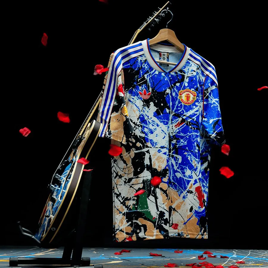 曼联发布与石玫瑰乐队联名球衣，致敬传奇乐队与球迷文化